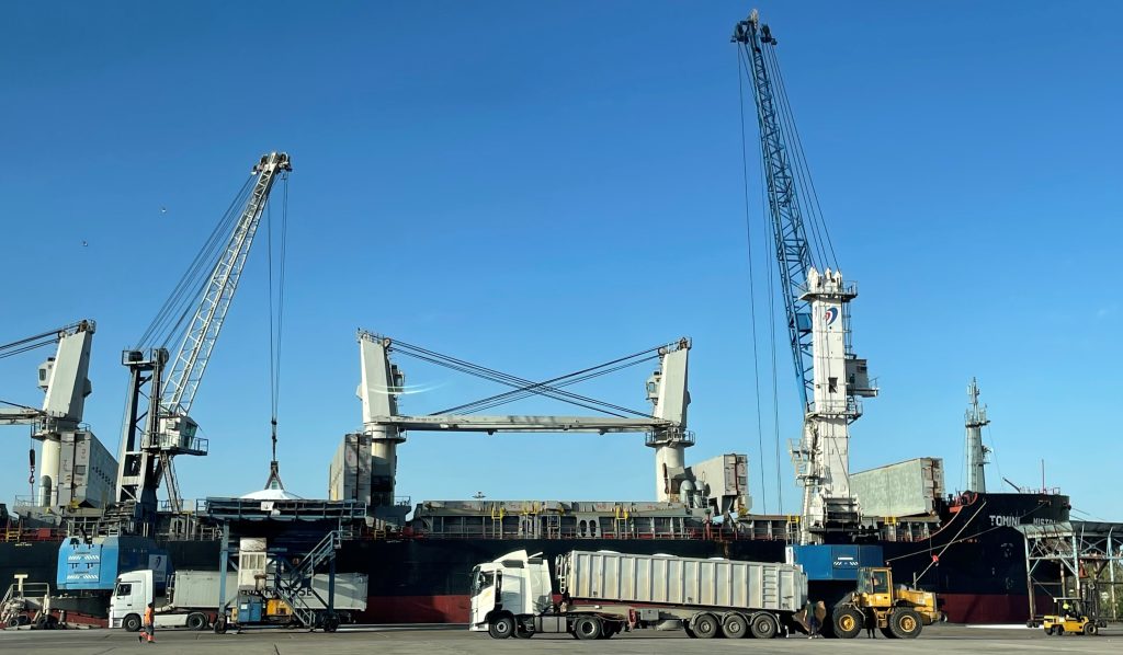 Estibadora Sevillana coordina con gran éxito la descarga de más de 9.000 toneladas de fertilizantes con el imponente buque Tomini Mistral